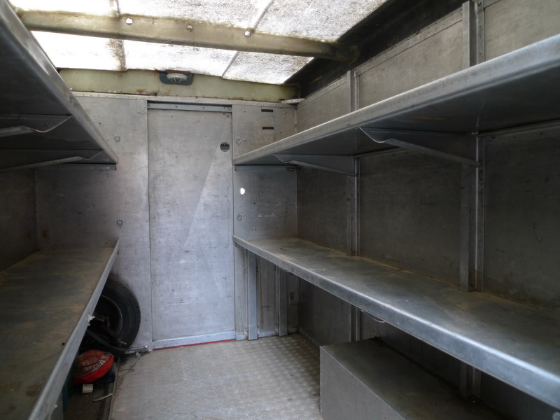 interior furgoneta vacia